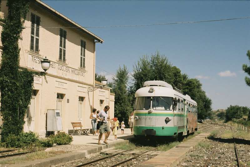 Triebwagen vor Abfahrt in Tresnuraghes