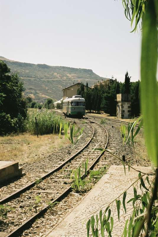 Einfahrt Triebwagen in Bf Bosa-Marina