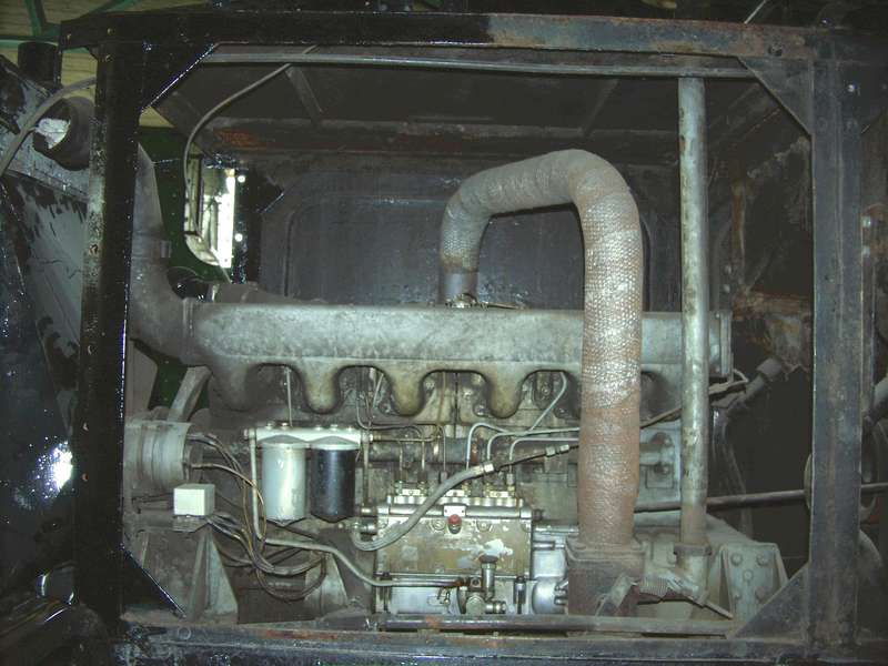 Innenraum_1_Klappe_links-Motor