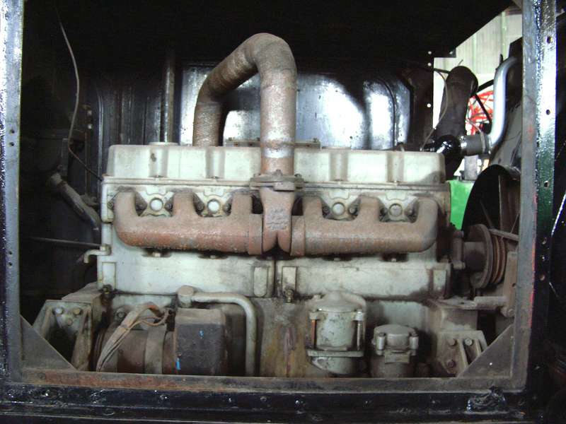 Innenraum_1_Klappe_rechts-Motor