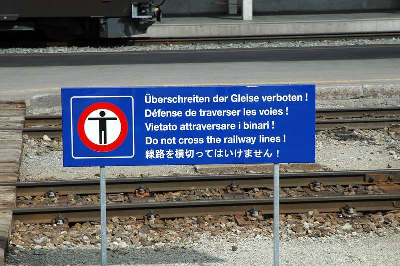 Schild überschreiten der Gleise