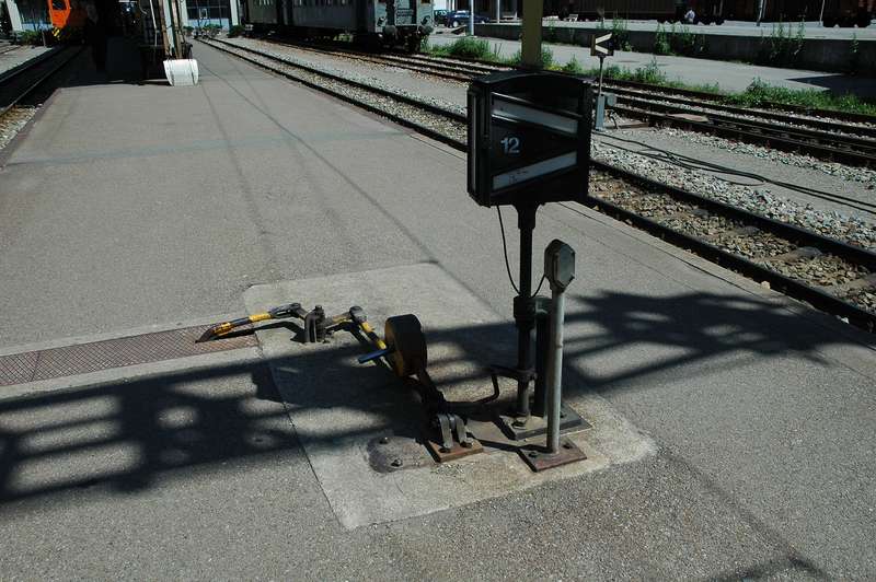 Weichenmimik in Tirano auf dem Bahnsteig