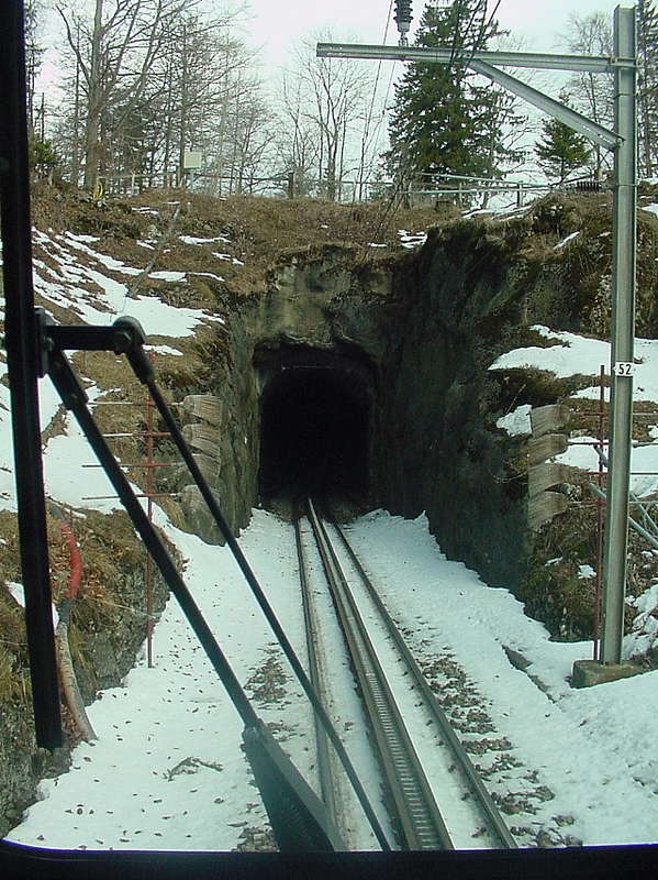 Einfahrt in besengesicherten Käppeli-Tunnel