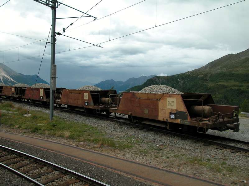 Schotterwagen in Alpgrüm