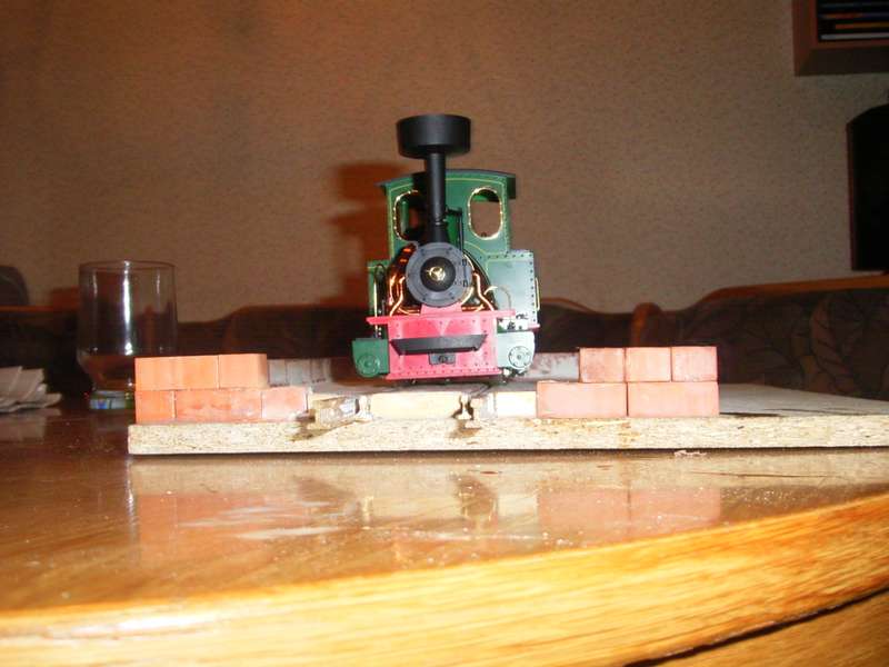 Lokschuppenboden mit Feldbahnlok