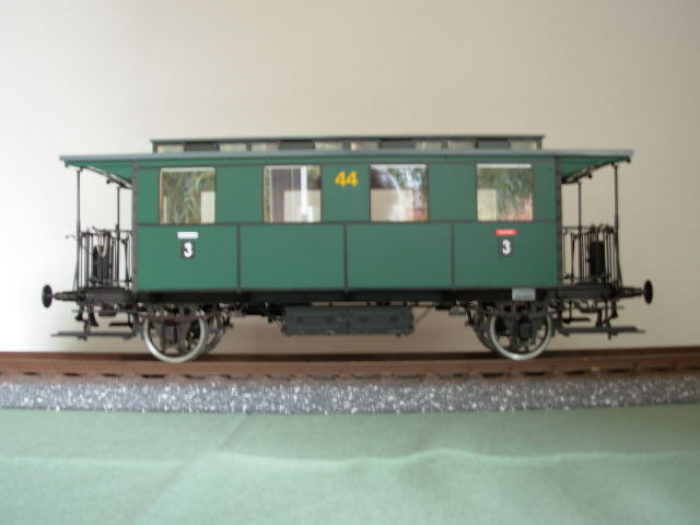 Zweiachsiger Durchgangswagen III. Klasse mit Mittelgang