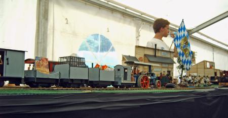Grauer_G_terzug_mit_Dampftraktor_klein