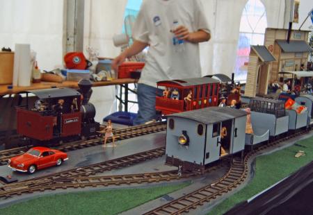 Grauer_Steuerwagen_im_Umladebahnhof_klein