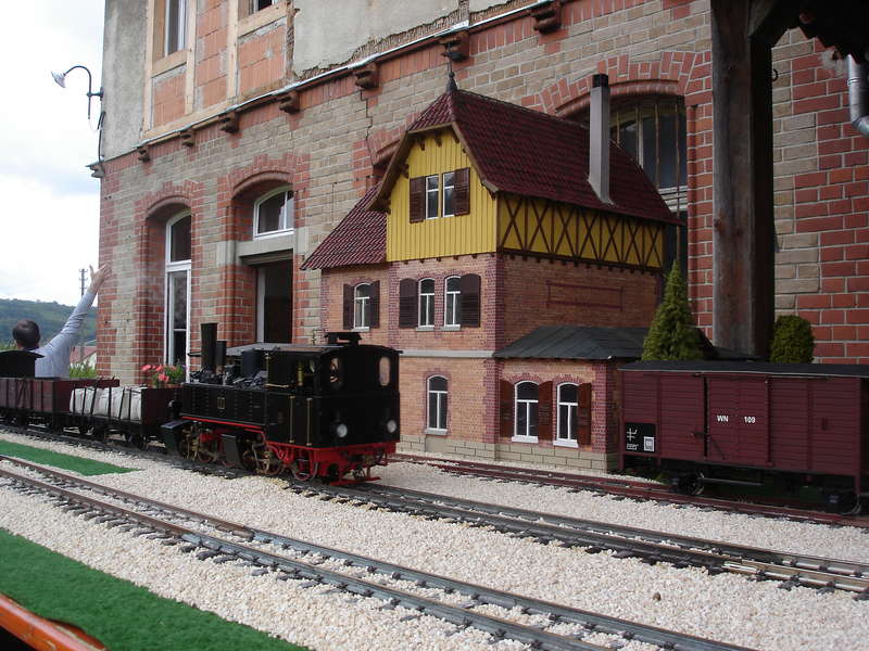 Bahnhofsgebäude - Vorbild und Modell