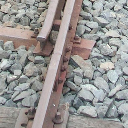 Dach- und Holzschwelle, Schienenverschraubung