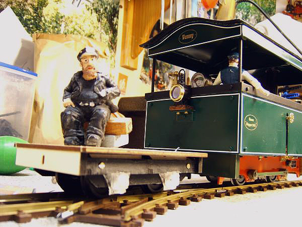 Dampftramway_FANNY_mit_32mm_Flachwagen