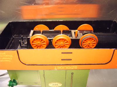 Faller Fahrwerk von unten