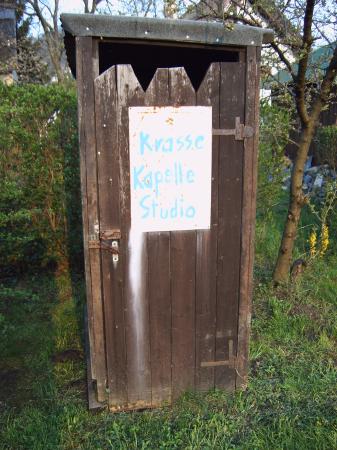 Plumps Klo im Garten