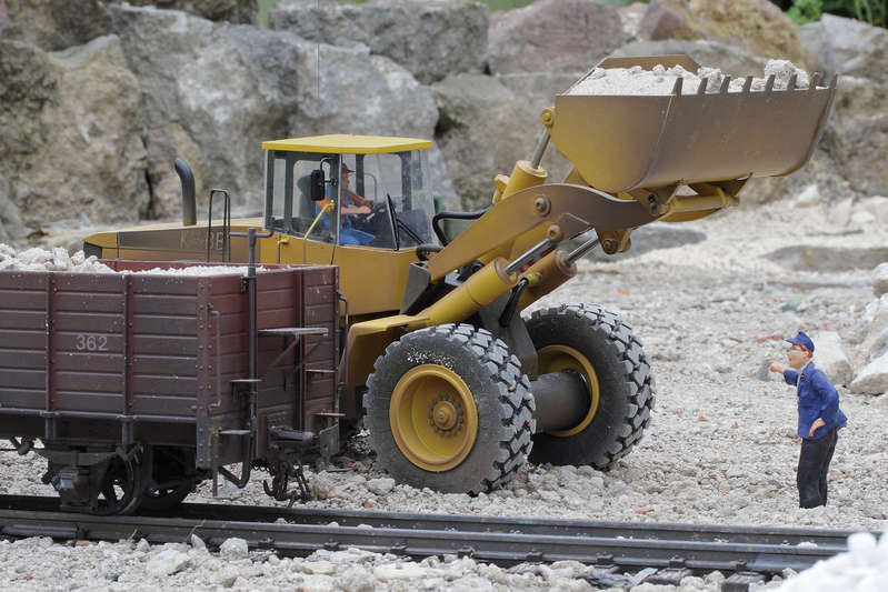 Radlader wird vor dem Wagen eingewiesen