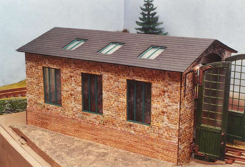 Lokschuppen mit Dach
