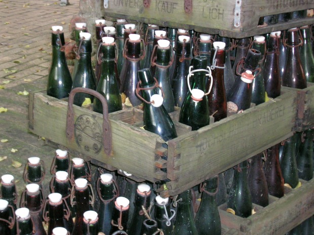 Bierkisten aus der Zeit kurz nach 1900