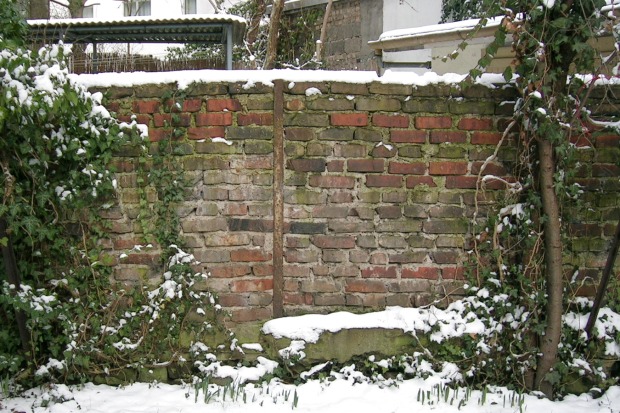 Mauer aus gebrauchten Ziegeln (1)