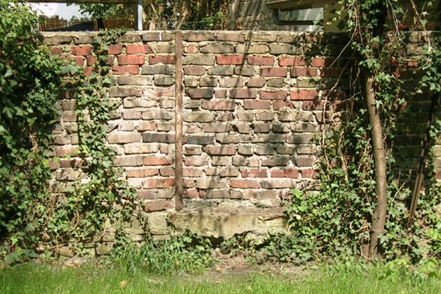 Mauer aus gebrauchten Ziegeln (2)