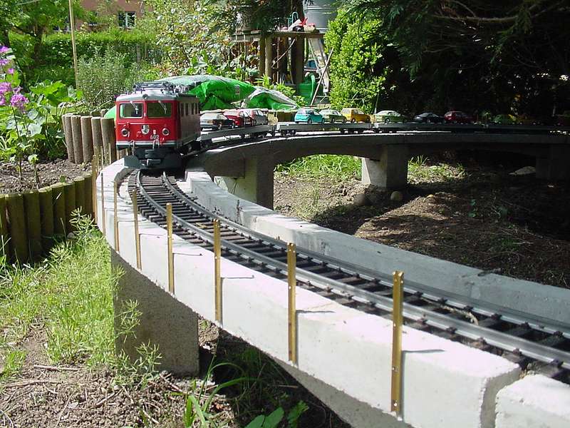 Autozug auf Kreisviadukt Prato