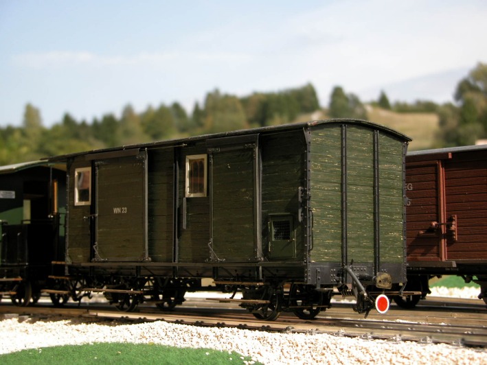 D9-051 Scharfer Packwagen unscharf aufgenommen