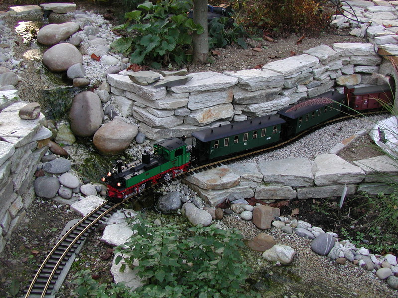 Fahrt über den Bach nach dem Tunnel