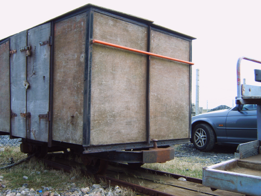 Gueterwagen mit Deckel