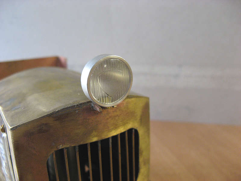 Scheinwerfer auf Motorhaube