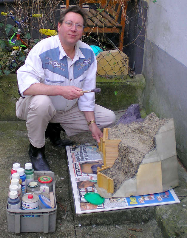 Tunneldiorama aus Pappmaché