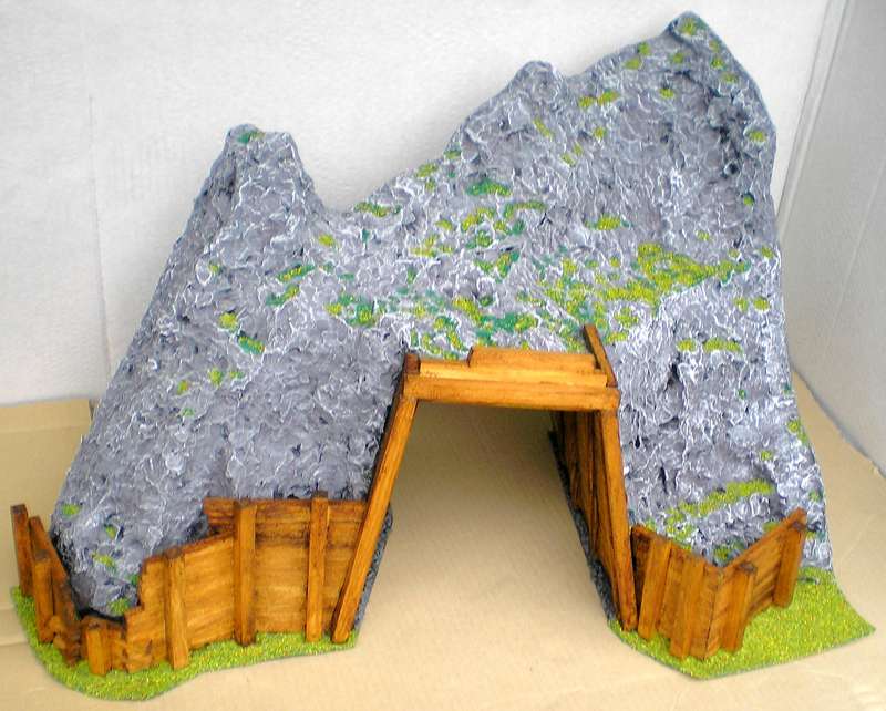 Tunneldiorama aus Pappmaché