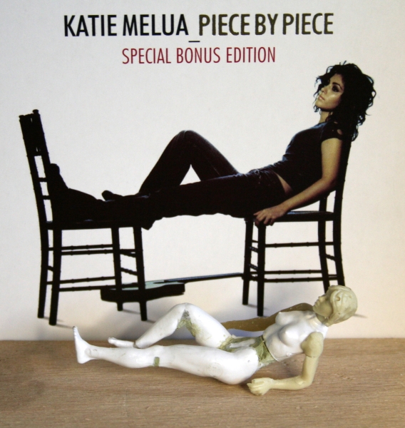 Katie Melua liegend