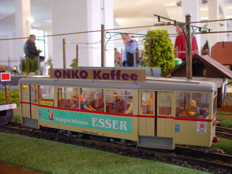 Beiwagen unter historischer Fahrleitung