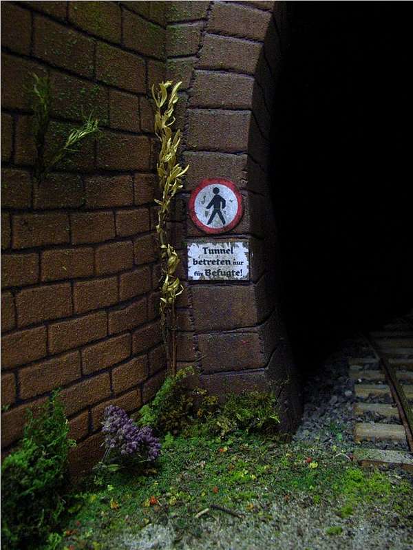 071_Schilder_am_Tunnelportal