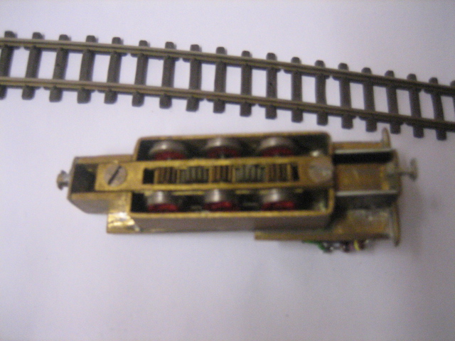 99121_Fahrgestell_Eigenbau_mit Bemoteilen_von_unten