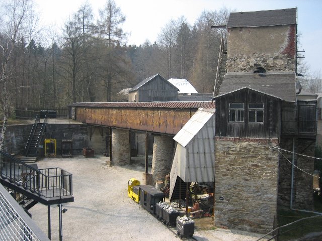 Foerderturm mit Transporttrasse zum Brecher