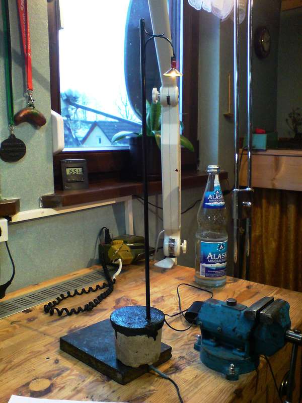 Hochlampe mit Betonfundament