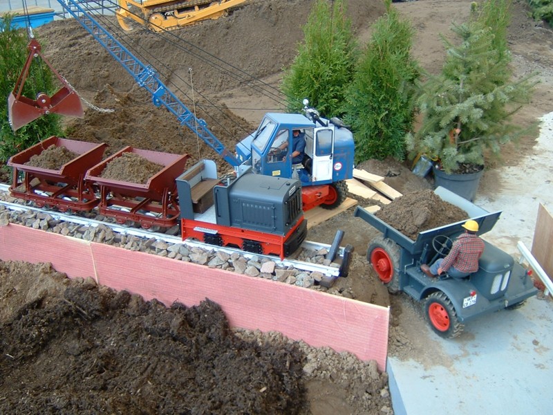 Feldbahn mit Bagger