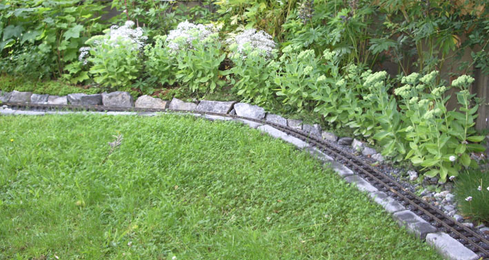 garden_and_railrod
