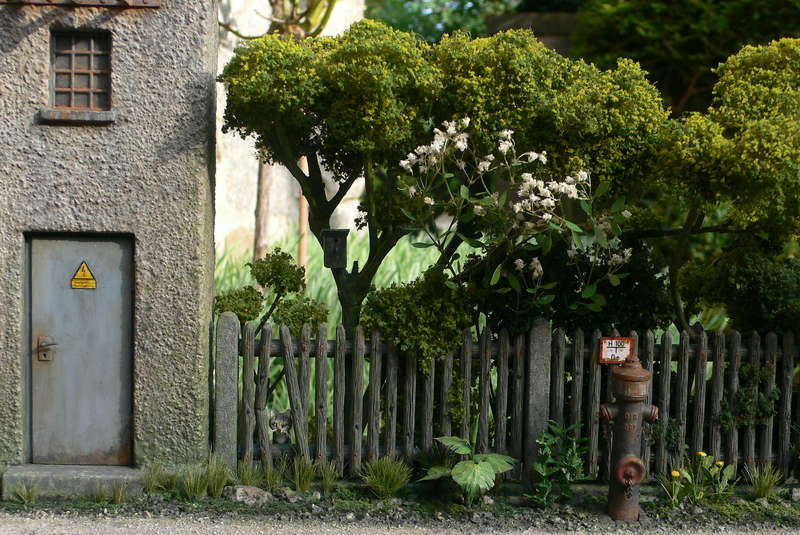 Zaun mit Gebüsch
