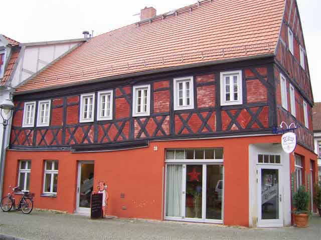 Vorbildhaus Seitenansicht