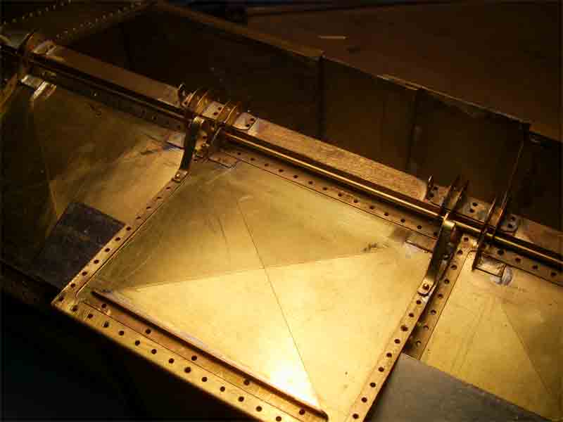 Klappdeckelstuetzen_aufgesteckt