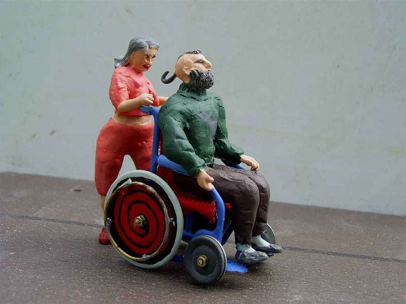 Rollifahrer mit Begleitung
