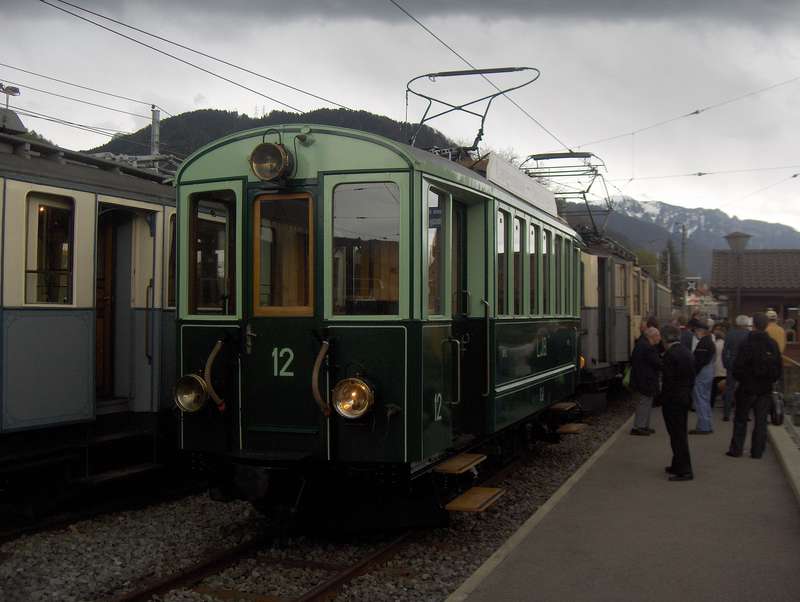 Elektrische Triebwagen im Bahnhof Chamby