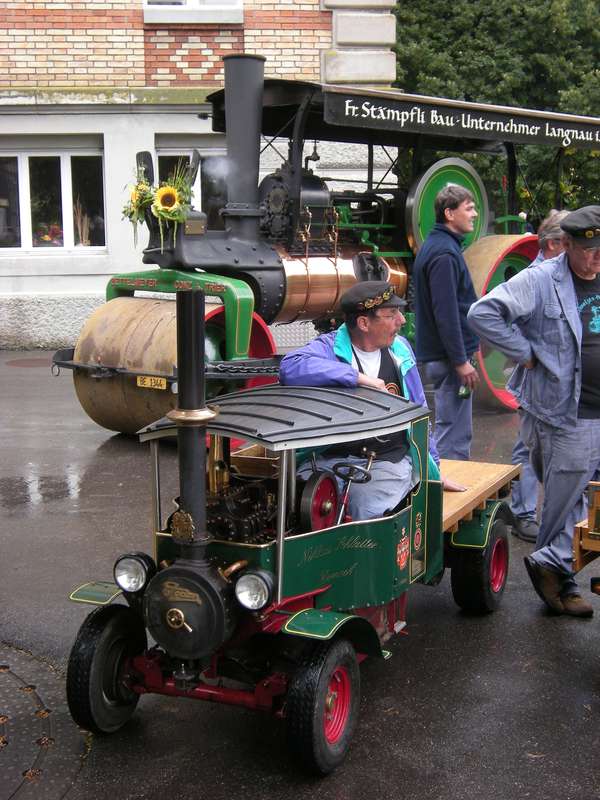 Original Dampfwalze und Modelldampflastwagen