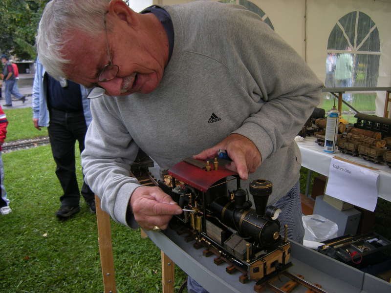 Otto beim Schmieren