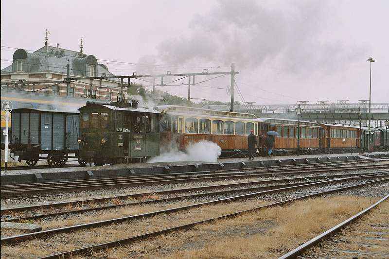 Abfahrt Gooische Stoomtram Zug aus Hoorn