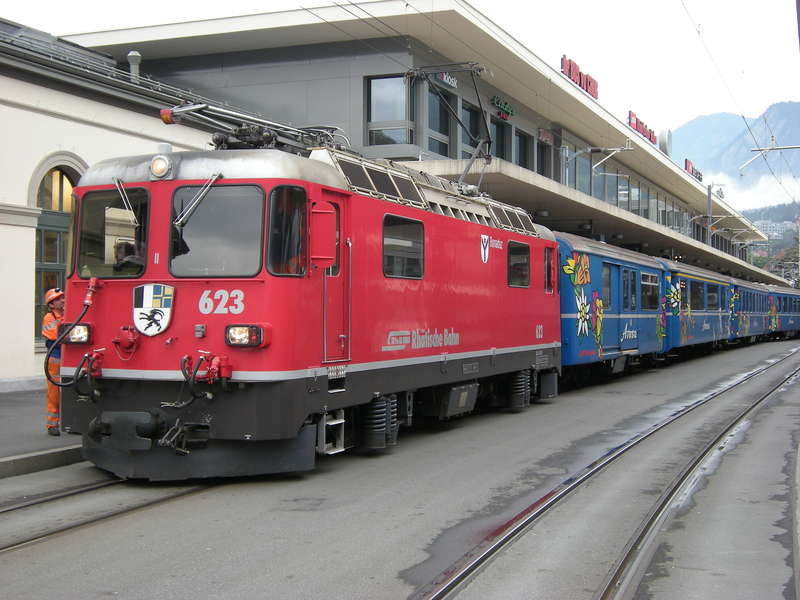 Arosa Express auf dem Bahnhofplatz in Chur