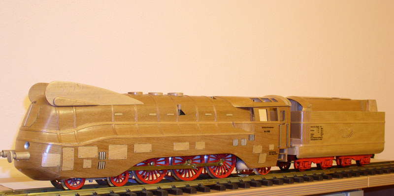 Dampf_Zug_aus_Buche_Lok_mit_Tender