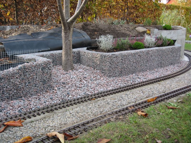 Gabionen bei der Gartenbahn