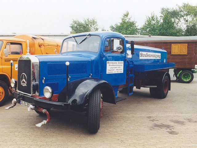 Mercedes Straßensprengwagen