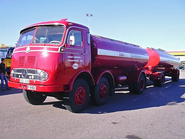 Mercedes Esso Tanklaster